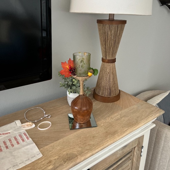 Selling assorted wreaths candles and candle holders - Picture 1 of 6